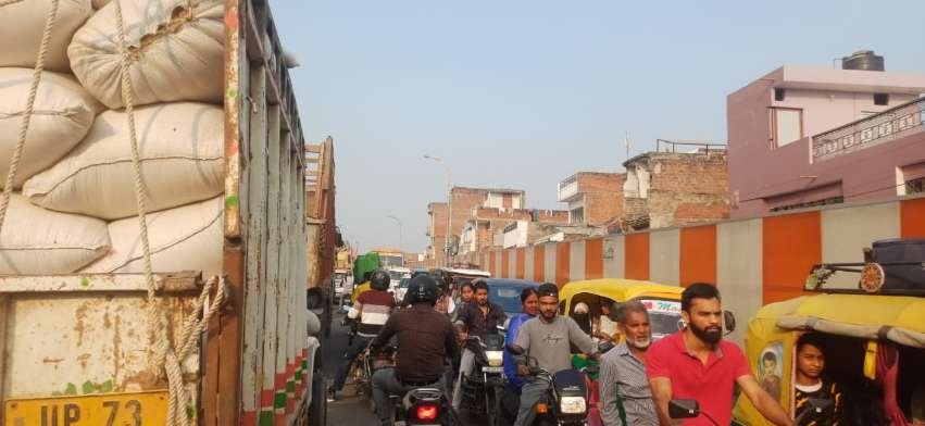 कौशाम्बी 24/11/25*सिराथू ओवर ब्रिज पर ट्रैफिक व्यवस्था ध्वस्त लम्बे जाम से यात्री बेहाल*