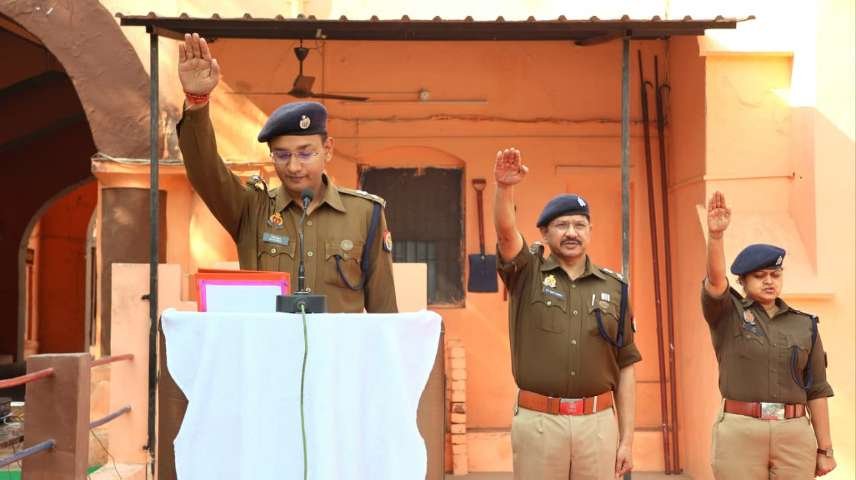 मथुरा 26 नवंबर 25 *वरिष्ठ पुलिसअधीक्षक द्वारा अधिकारियों को शपथ दिलाई *