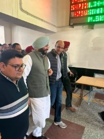 पंजाब 26/11/25*अबोहर के विधायक संदीप जाखड़ ने अबोहर रेलवे स्टेशन पर केंद्रीय मंत्री रवनीत बिट्टु से मुलाकात की