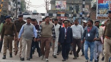 कौशाम्बी 27/11/25*मंडल रेल महाप्रबंधक को देख स्टेशन अधीक्षक के चेहरे पर उड़ने लगी हवाइयां*