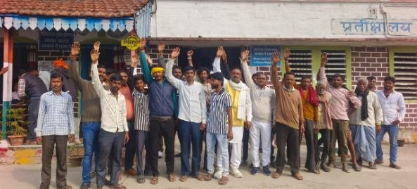 कौशाम्बी 27/11/25*ग्रामीणों ने अंडर पास बंद करने का किया विरोध,स्टेशन मास्टर को दिया ज्ञापन*