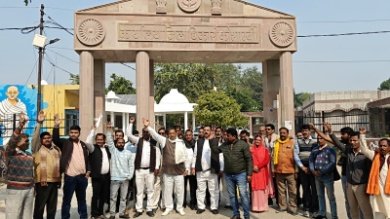 कौशाम्बी 28/11/25*डीएम को ज्ञापन सौंप कर आईएएस संतोष शर्मा को बर्खास्त करने की मांग*