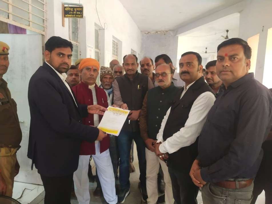 हमीरपुर27नवंबर 2025*ब्राह्मण कन्याओं पर की गई अभद्र टिप्पणी के विरोध मे महामहिम राष्ट्रपति को संबोधित ज्ञापन सौंपा