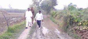 अयोध्या4नवम्बर25*कीचड़ भरे रास्ते पर जनता की पुकार, विधायक यादव पहुंचे मौके पर