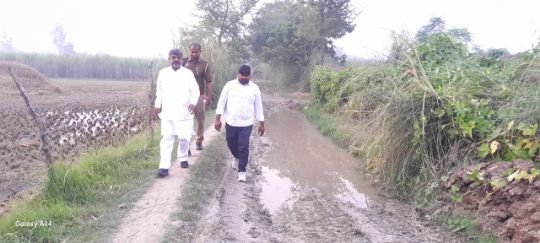 अयोध्या4नवम्बर25*कीचड़ भरे रास्ते पर जनता की पुकार, विधायक यादव पहुंचे मौके पर अयोध्या4नवम्बर25*कीचड़ भरे रास्ते पर जनता की पुकार, विधायक यादव पहुंचे मौके पर