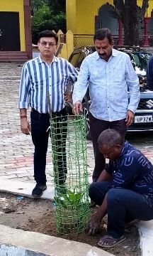 लखीमपुर खीरी4नवम्बर25*पर्यावरण मित्र समूह ने सेठ घाट पर चंपा, चांदनी, कनेर और हरसिंगार जैसे पुष्प वाले पौधों का वृक्षारोपण किया लखीमपुर खीरी4नवम्बर25*पर्यावरण मित्र समूह ने सेठ घाट पर चंपा, चांदनी, कनेर और हरसिंगार जैसे पुष्प वाले पौधों का वृक्षारोपण किया