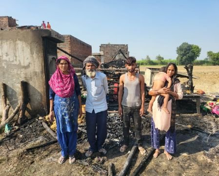 लखीमपुर खीरी6नवम्बर25*कस्ता कॉलोनी (कस्ता) में भीषण आग लगने से अमीन मनिहार का घर जलकर खाक हो गया, लखीमपुर खीरी6नवम्बर25*कस्ता कॉलोनी (कस्ता) में भीषण आग लगने से अमीन मनिहार का घर जलकर खाक हो गया,