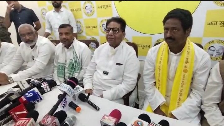 पूर्णिया बिहार 7 नवंबर 25* *जन सुराज के राष्ट्रीय अध्यक्ष उदय सिंह ने पूर्णिया लोकसभा क्षेत्र के सभी 8 विधानसभा उम्मीदवारों के साथ की प्रेस कांफ्रेंस*