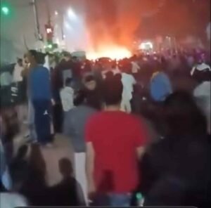 दिल्ली 10नवम्बर 25*लाल किला मेट्रो स्टेशन के बाहर कार में धमाका, कई वाहन जलकर खाक