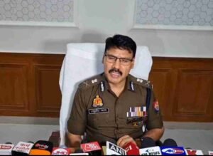 कानपुर नगर 12/11/25* संदिग्ध एवं विदेशी नागरिकों की जानकारी के सत्यापन हेतु पुलिस अधिकारियों की एक *विशेष टीम गठित* की गई है।