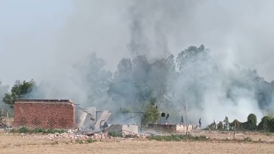 बाराबंकी 13/11/25*पटाखा फैक्ट्री में लगातार हो रहे धमाके,दो की मौत तीन घायल बाराबंकी 13/11/25*पटाखा फैक्ट्री में लगातार हो रहे धमाके,दो की मौत तीन घायल