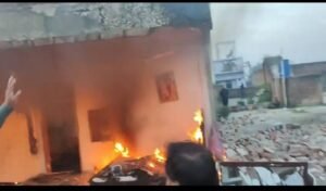 उन्नाव 27/11/25*हसनगंज कस्बे में आर्यावर्त ग्रामीण बैंक के सामने स्थित एक घर में गैस गीजर ब्लास्ट से बड़ा हादसा होते-होते टला।