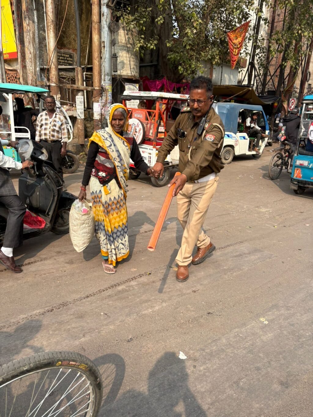 कानपुर नगर १९/११/२५*70 वर्षीय बुजुर्ग को सड़क पार कराते हुए TSE क्लामुद्दीन ने पेश की मिसाल,,खाकी की संवेदनशील छवि हुई उजागर* कानपुर नगर १९/११/२५*70 वर्षीय बुजुर्ग को सड़क पार कराते हुए TSE क्लामुद्दीन ने पेश की मिसाल,,खाकी की संवेदनशील छवि हुई उजागर*