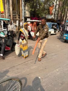 कानपुर नगर १९/११/२५*70 वर्षीय बुजुर्ग को सड़क पार कराते हुए TSE क्लामुद्दीन ने पेश की मिसाल,,खाकी की संवेदनशील छवि हुई उजागर*