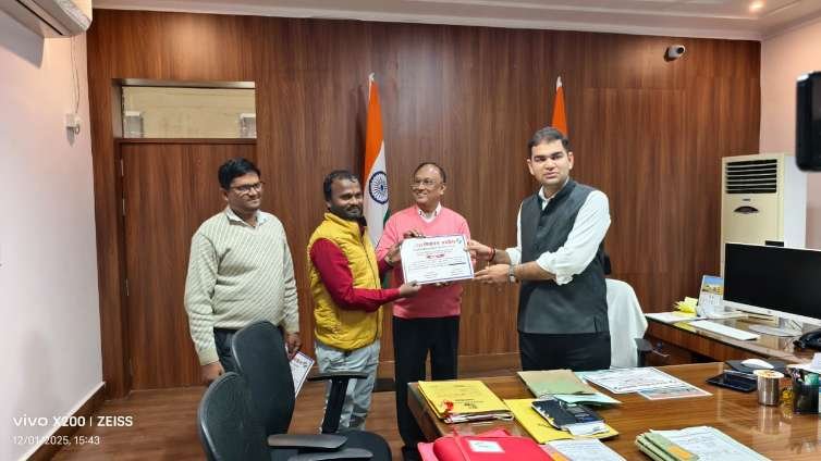 कौशाम्बी 1/12/25*शत-प्रतिशत कार्य पूर्ण करने पर बूथ लेबिल अधिकारियों को जिला निर्वाचन अधिकारी ने किया सम्मानित*