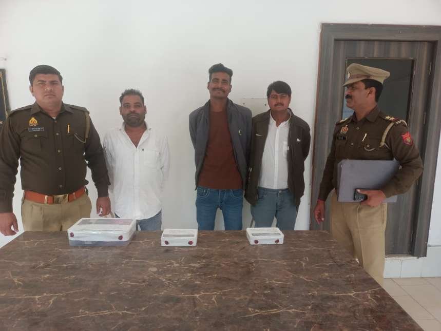 मथुरा 1 दिसंबर 25*थाना फरह पुलिस द्वारा पोल्ट्री फार्म से हजारों मुर्गे चोरी कर बेचने वाले 03 अभियुक्त गिरफ्तार ।*