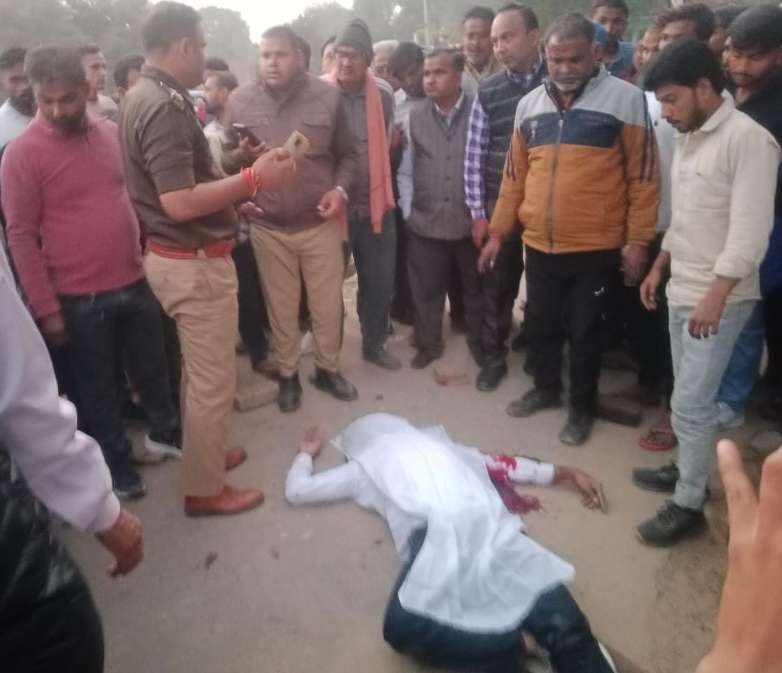 प्रतापगढ़ 1/12/25*प्रतापगढ़ सांगीपुर थाना क्षेत्र के कमयनपुर बाजार में सोमवार शाम एक युवक की गोली मारकर हत्या कर दी गई प्रतापगढ़ 1/12/25*प्रतापगढ़ सांगीपुर थाना क्षेत्र के कमयनपुर बाजार में सोमवार शाम एक युवक की गोली मारकर हत्या कर दी गई