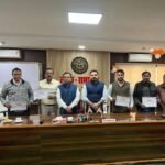 बाराबंकी2दिसम्बर 25*100% डिजिटाइजेशन व 90% से अधिक मैपिंग करने वाले बीएलओ को जिलाधिकारी ने किया सम्मानित*