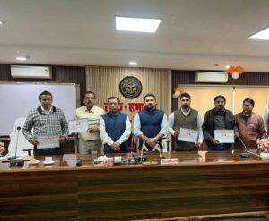 बाराबंकी2दिसम्बर 25*100% डिजिटाइजेशन व 90% से अधिक मैपिंग करने वाले बीएलओ को जिलाधिकारी ने किया सम्मानित*