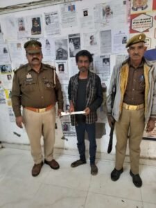 मथुरा 2 दिसंबर 25*थाना वृन्दावन पुलिस द्वारा एक अभियुक्त को किया गिरफ्तार, कब्जे से एक नाजायज चाकू बरामद ।*