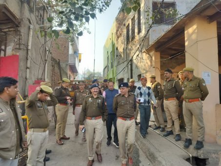 मथुरा 5 दिसंबर 25 *पुलिस अधीक्षक नगर एवं अधिकारियों द्वारा गोविंद नगर क्षेत्र का पैदल गस्त* मथुरा 5 दिसंबर 25 *पुलिस अधीक्षक नगर एवं अधिकारियों द्वारा गोविंद नगर क्षेत्र का पैदल गस्त*