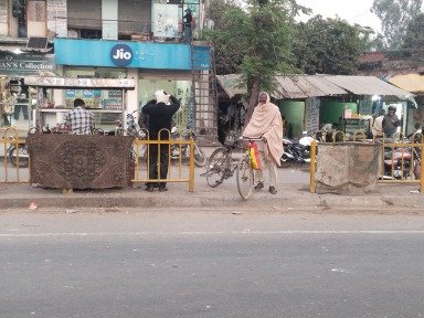 सहारनपुर 6दिसम्बर 25*🅰️तल्हेडी कस्बे में दुर्घटनाओं को संकेत दे रहें हाईवे पर लगी रेलिंग के कट*