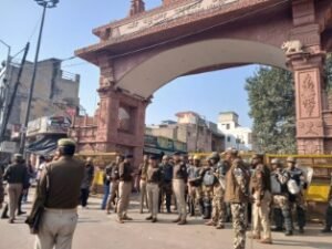 मथुरा 6 दिसंबर 25 *पुलिस अधीक्षक नगर एवं अधिकारियों द्वारा सुरक्षा के दृष्टिकोण जन्मभूमि के आसपास पैदल गश्त*