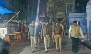 मथुरा 7 दिसंबर 25*वरिष्ठ पुलिस अधीक्षक के निर्देश पर समस्त अधिकारी द्वारा अपने-अपने क्षेत्र में पैदल गश्त*