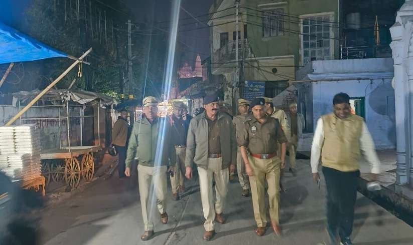 मथुरा 7 दिसंबर 25*वरिष्ठ पुलिस अधीक्षक के निर्देश पर समस्त अधिकारी द्वारा अपने-अपने क्षेत्र में पैदल गश्त*