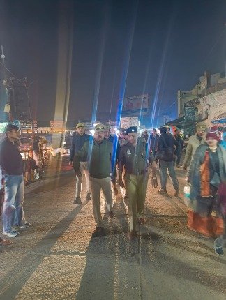 मथुरा 7 दिसंबर 25 *ग्रामीण पुलिस अधीक्षक व क्षेत्राधिकारी द्वारा पैदल गस्त*