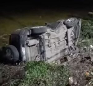 कानपुर नगर *कल्याणपुर–बिठूर रोड पर मंटोरा स्कूल के पास अचानक एक कार खंभे से टकराकर पलट गई*।