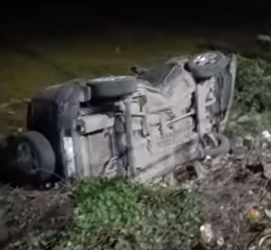 कानपुर नगर *कल्याणपुर–बिठूर रोड पर मंटोरा स्कूल के पास अचानक एक कार खंभे से टकराकर पलट गई*।