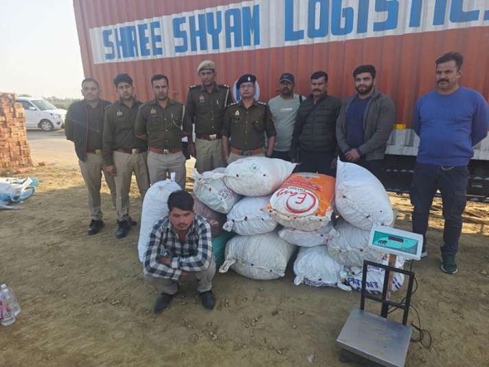 मथुरा 8दिसम्बर 25*01 अन्तर्राजीय गांजा तस्कर अभियुक्त को गाड़ी के साथ किया गया गिरफ्तार ।* मथुरा 8दिसम्बर 25*01 अन्तर्राजीय गांजा तस्कर अभियुक्त को गाड़ी के साथ किया गया गिरफ्तार ।*