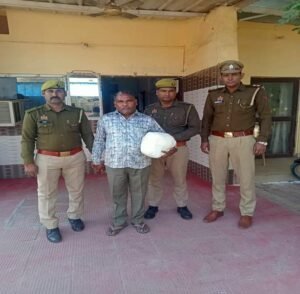 मथुरा 8दिसम्बर 25*01 गांजा तस्कर/अभियुक्त को 01 किलो 703 ग्राम अवैध गांजा के साथ गिरफ्तार किया गया ।