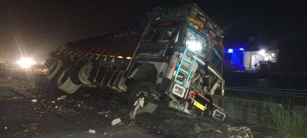 कौशाम्बी 8दिसम्बर 25**आलू लाद कर जा रहे ट्रक चालक ने खुद सड़क किनारे पलटाया ट्रक*