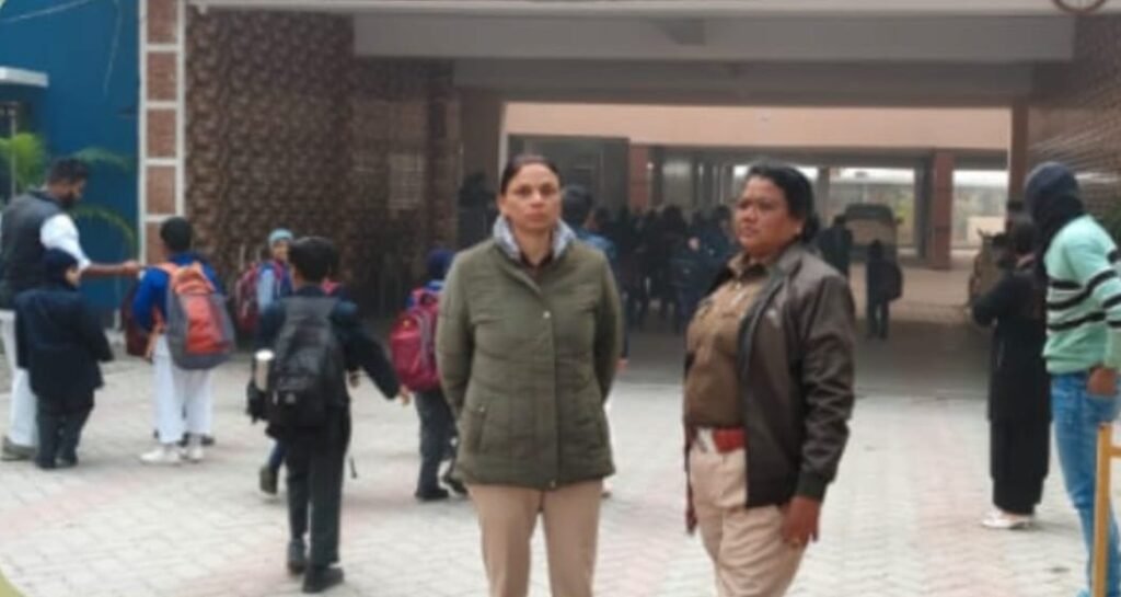 पूर्णिया बिहार 9 दिसंबर 25*पूर्णिया पुलिस अधीक्षक की पहल: छात्राओं की सुरक्षा के लिए उड़ान गश्ती का भ्रमण