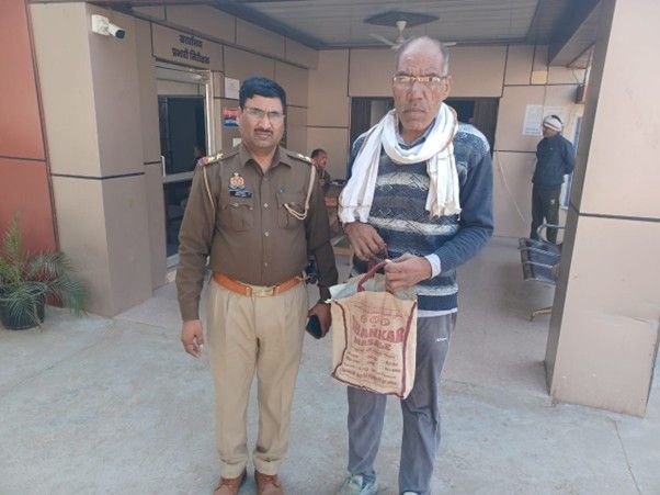 मथुरा 9 दिसंबर 25* अभियुक्त को 51 पाऊच फ्रूटी देशी शराब नगीना मार्का (उ0प्र0) नाजायज के साथ गिरफ्तार किया गया । मथुरा 9 दिसंबर 25* अभियुक्त को 51 पाऊच फ्रूटी देशी शराब नगीना मार्का (उ0प्र0) नाजायज के साथ गिरफ्तार किया गया ।