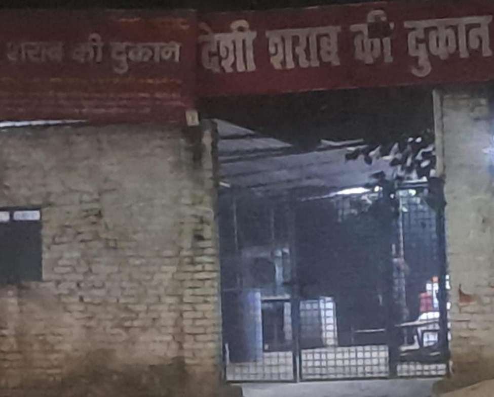 लखनऊ 11दिसम्बर 25*समय के विरुद्ध चलने वाली शराब की दुकान पर कार्यवाही करने में असमर्थ आबकारी निरीक्षक गोमतीनगर....*