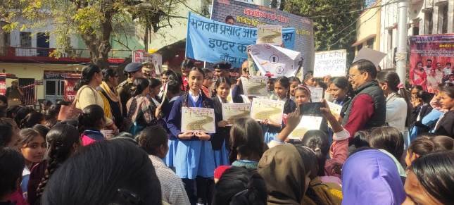 बाँदा 11दिसम्बर 25*नुक्कड़ नाटक के माध्यम से यातायात नियमों के प्रति आम-जनमानस को किया गया जागरूक ।