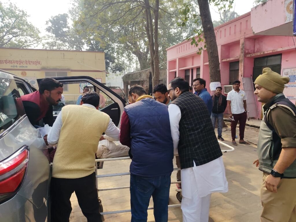 अयोध्या 13दिसम्बर 25*सड़क हादसे में घायल युवक को खुद अपने वाहन से पहुंचाया अस्पताल*