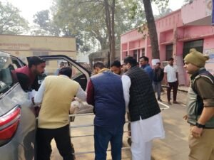 अयोध्या 13दिसम्बर 25*सड़क हादसे में घायल युवक को खुद अपने वाहन से पहुंचाया अस्पताल*