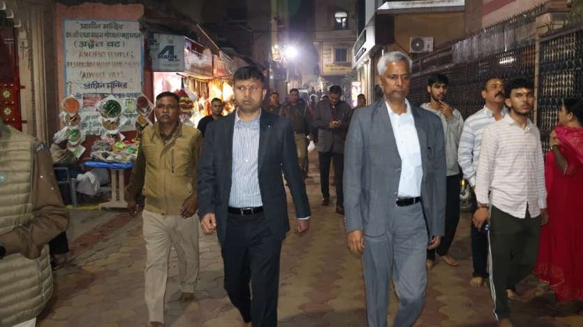 मथुरा 13 दिसंबर 25*वरीय अधिकारियों द्वारा बांके बिहारी मंदिर एवं वृंदावन के क्षेत्र में पैदल भ्रमण* मथुरा 13 दिसंबर 25*वरीय अधिकारियों द्वारा बांके बिहारी मंदिर एवं वृंदावन के क्षेत्र में पैदल भ्रमण*