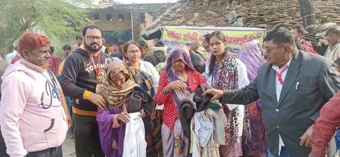 बाँदा14दिसम्बर 25*रोटी बैंक टीम और समाजसेवी संदीप त्रिवेदी ग्राम साहेबा ने जरूरतमंदों को किया वृहद कंबल,गरम कपड़ा आदि का वितरण।**