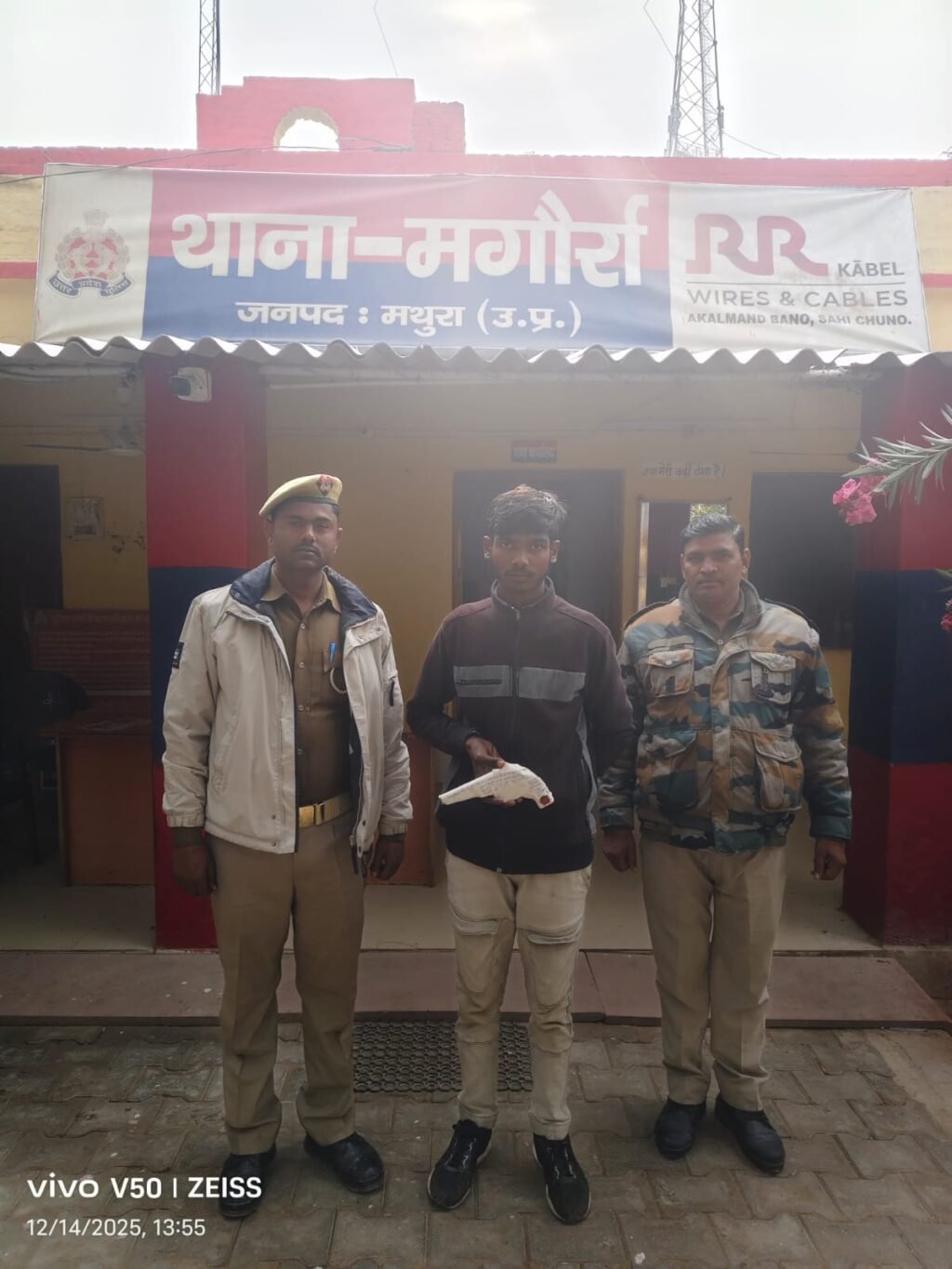 मथुरा 14 दिसंबर25*01 अभियुक्त को 01 अवैध तमन्चा .315 बोर मय एक अवैध जिन्दा कारतूस .315 बोर के साथ किया गया गिरफ्तार ।* मथुरा 14 दिसंबर25*01 अभियुक्त को 01 अवैध तमन्चा .315 बोर मय एक अवैध जिन्दा कारतूस .315 बोर के साथ किया गया गिरफ्तार ।*