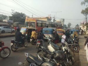 लखनऊ 15दिसम्बर 25*तहसील गेट से लेकर और पोस्ट आफिस गेट तक ऑटो पार्किंग कस्बा में नेशनल हाइवे पर फैला अतिक्रमण....