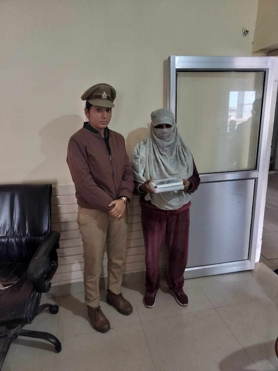 मथुरा 15 दिसंबर 25*थाना वृन्दावन पुलिस ने चोरी के अभियोग में वाँछित एक अभियुक्ता को हिरासत में लिया ।* मथुरा 15 दिसंबर 25*थाना वृन्दावन पुलिस ने चोरी के अभियोग में वाँछित एक अभियुक्ता को हिरासत में लिया ।*