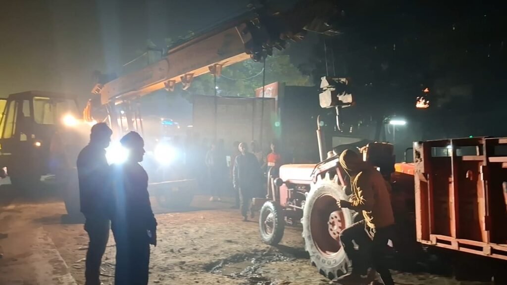 अयोध्या 16*दिसम्बर 25*ट्रक की साइड लगने से गन्ने से लदी ट्रॉली पलटी बाल-बाल बचे किसान*