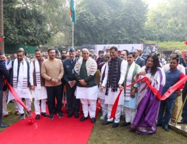 नई दिल्ली 17दिसम्बर 25*रक्षा मंत्री ने आज संसद कला महोत्सव के अंतर्गत आयोजित ‘वीर रंग – ऑपरेशन सिंदूर’ चित्रकला प्रदर्शनी में सहभागिता की।