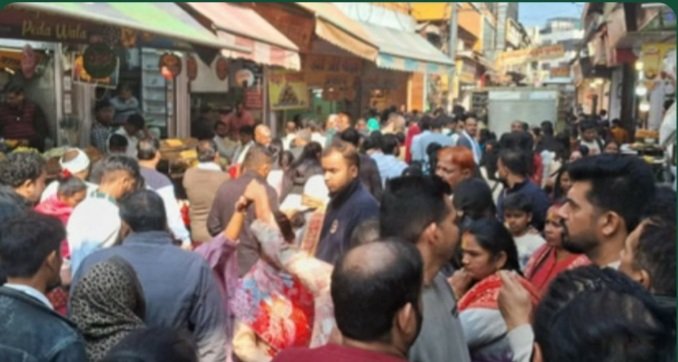 मथुरा 16 दिसंबर 2025 वृंदावन के ठाकुर श्री बांके बिहारी मंदिर में बार-बार परंपरा टूटी रही है मथुरा 16 दिसंबर 2025 वृंदावन के ठाकुर श्री बांके बिहारी मंदिर में बार-बार परंपरा टूटी रही है