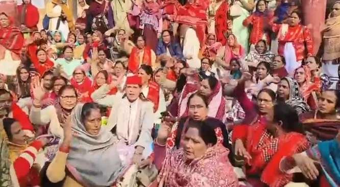 कानपुर नगर 17दिसम्बर 25*अपनी मांगों को लेकर धरने पर बैठी आशा बहू